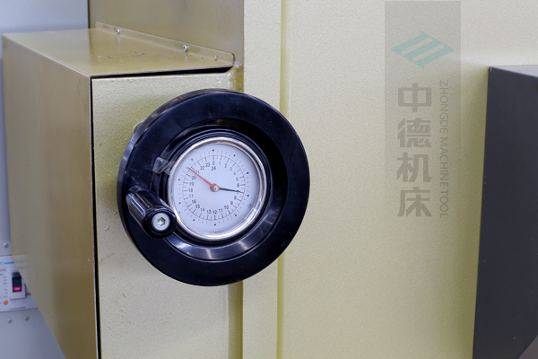 ZDG-832刀片間隙調(diào)節(jié)裝置，設(shè)置在機(jī)架前面，并有刻度顯示，調(diào)節(jié)方便.jpg