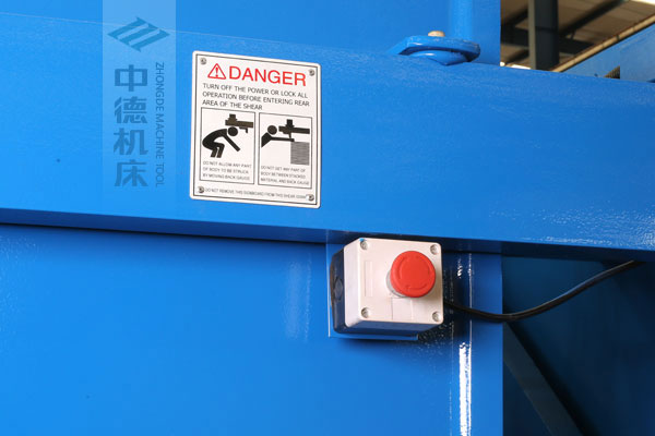 ZDSK-1632剪板機(jī)后部緊急停止按鈕，最大程度保障工人安全.jpg