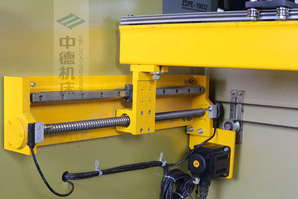 ZDPK-10032X軸配有滾珠絲桿及直線導(dǎo)軌，大功率伺服電機(jī)，鋼絲同步帶，能顯著提升X軸定位精度及速度