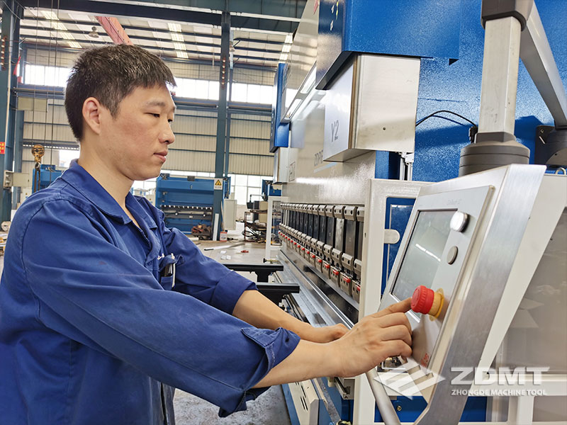 安徽中德機(jī)床股份有限公司生產(chǎn)車間-數(shù)控折彎?rùn)C(jī)調(diào)試中 安徽中德機(jī)床股份有限公司生產(chǎn)車間-數(shù)控折彎?rùn)C(jī)調(diào)試中